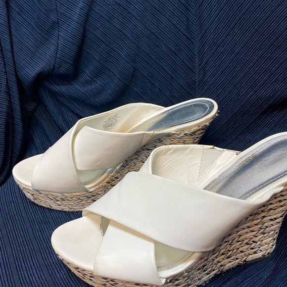 Jennifer Lopez Wedges.  Size 8 1/2 - Picture 2 of 6